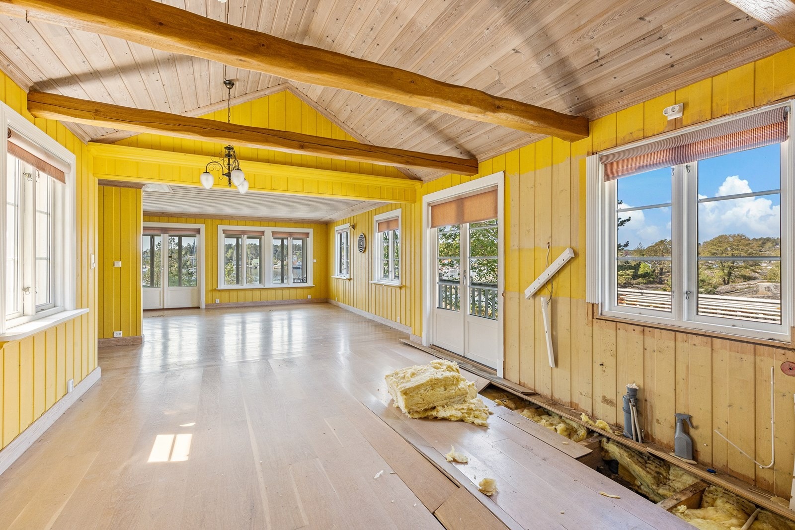 Stuerommet er stort og luftig med trapp opp til soverom og bad i andre etasje og trapp ned til kjeller. Galleribilde