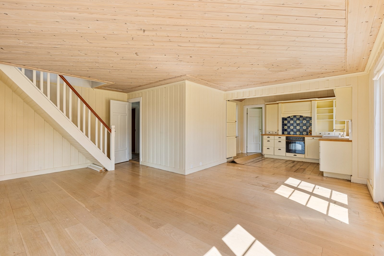 Kjøkken og stue mot syd ligger i åpen løsning og har utgang til en stue/vinterhage og uteplass. Galleribilde