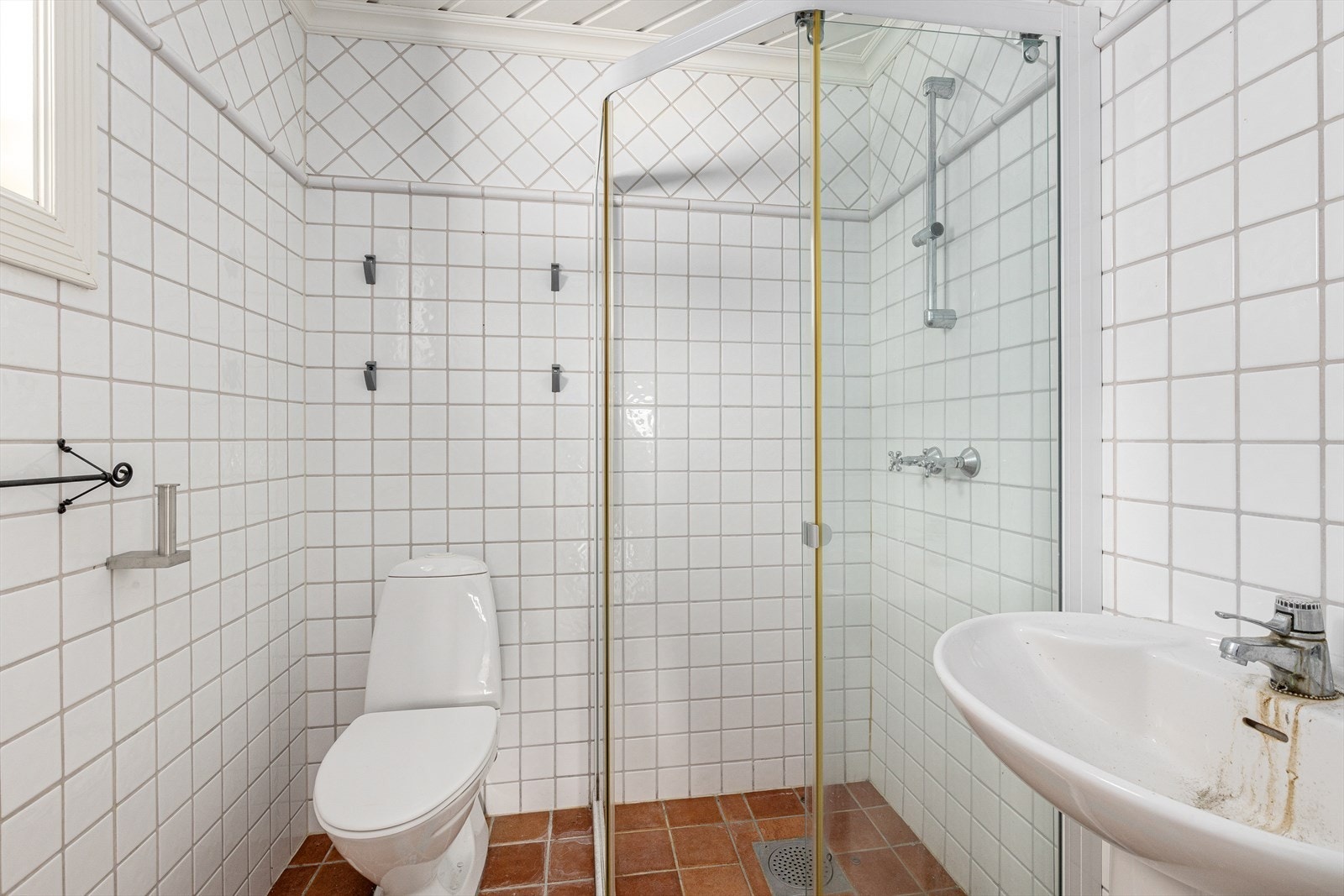 Hytta har totalt tre bad. Det ene ligger i første etasje, tilknyttet den sydlige delen av hytta. Galleribilde