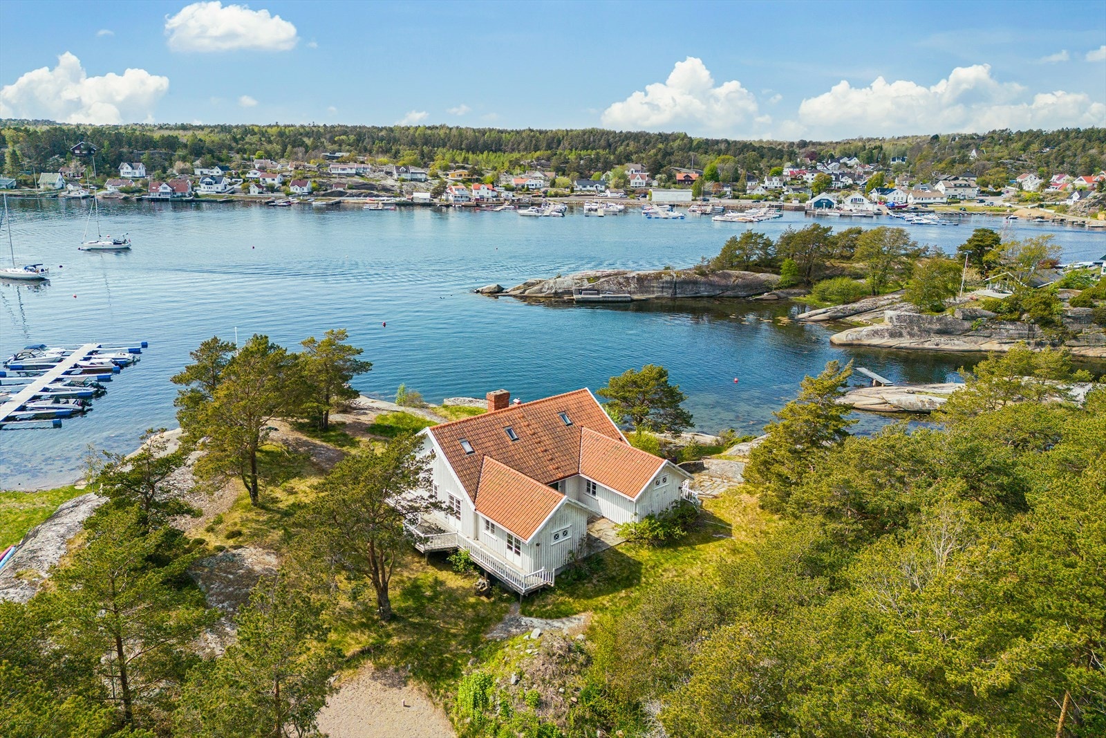 Eiendommen har en hytte på 277 kvm, fordelt på tre plan. Galleribilde