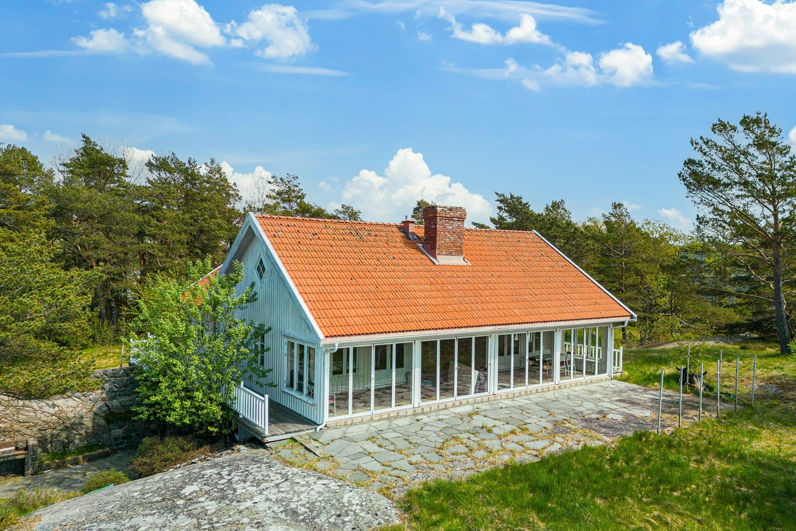 Eiendommen er over 9 mål, har hytte og anneks, brygge og lang strandlinje. Galleribilde