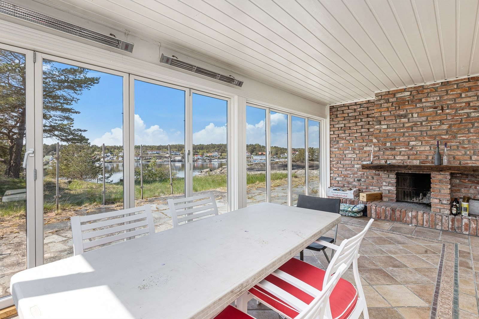 Utsikten fra denne stuen er fantastisk. Rommet har peis og varmelamper, som gjør det lunt gjennom alle årstider. Galleribilde