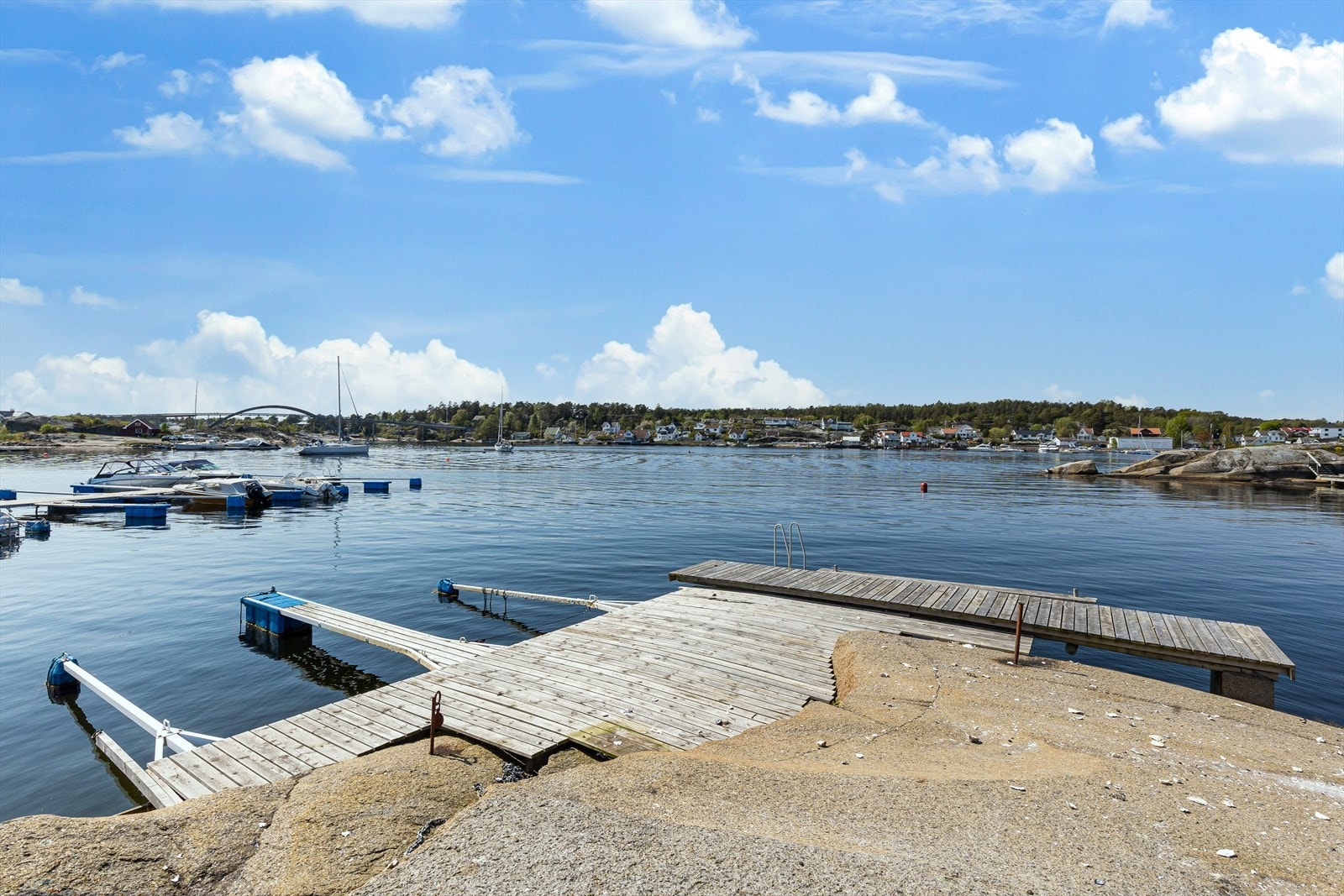 Nede ved sjøen er det bygd en flott brygge med flere båtplasser, slik at man kan ta sjøveien til hytta. Galleribilde