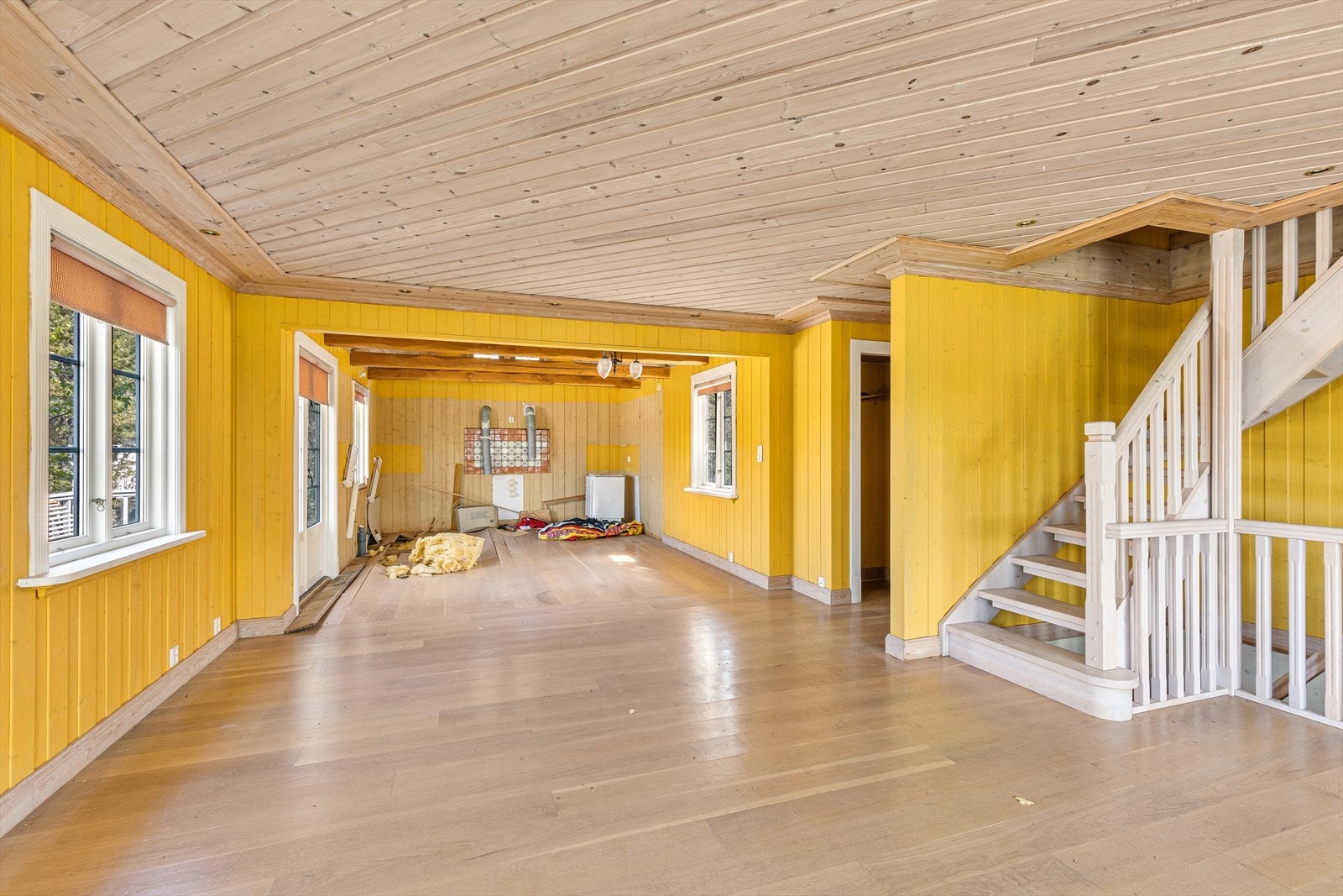 Den nordlige delen av hytta har en stor stue i åpen løsning med kjøkken. Kjøkkenet er revet etter vannskade. Galleribilde