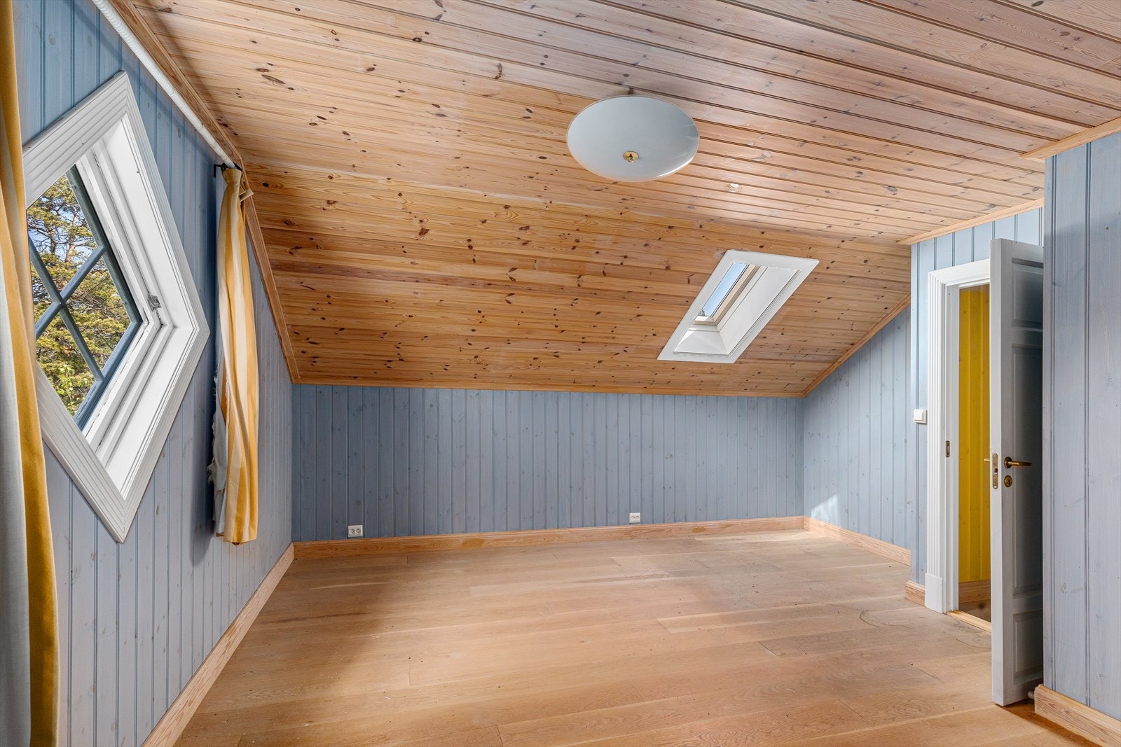 Soverommene i andre etasje er sjarmerende og holdt i fine farger. Galleribilde