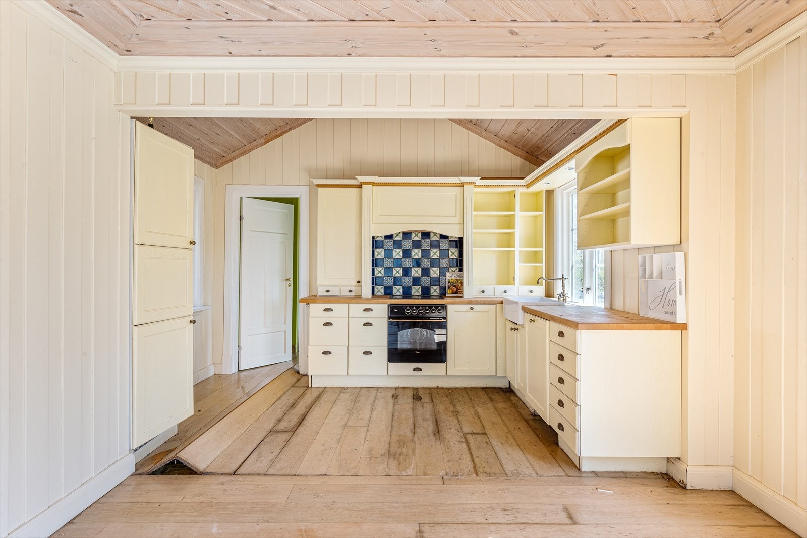 Kjøkkenet har en klassisk innredning med engelsk grueløsning og dels integrerte hvitevarer. Galleribilde