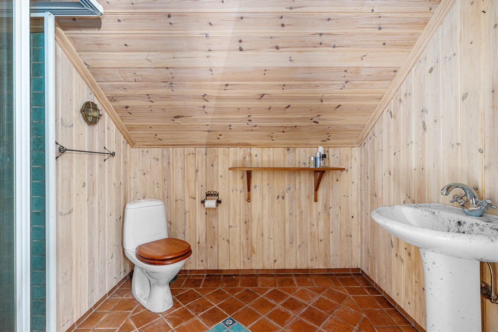 Badet i andre etasje har flislagt dusjnisje og gulv, men ellers vegger i panel. Det er gulvvarme på alle bad. Galleribilde