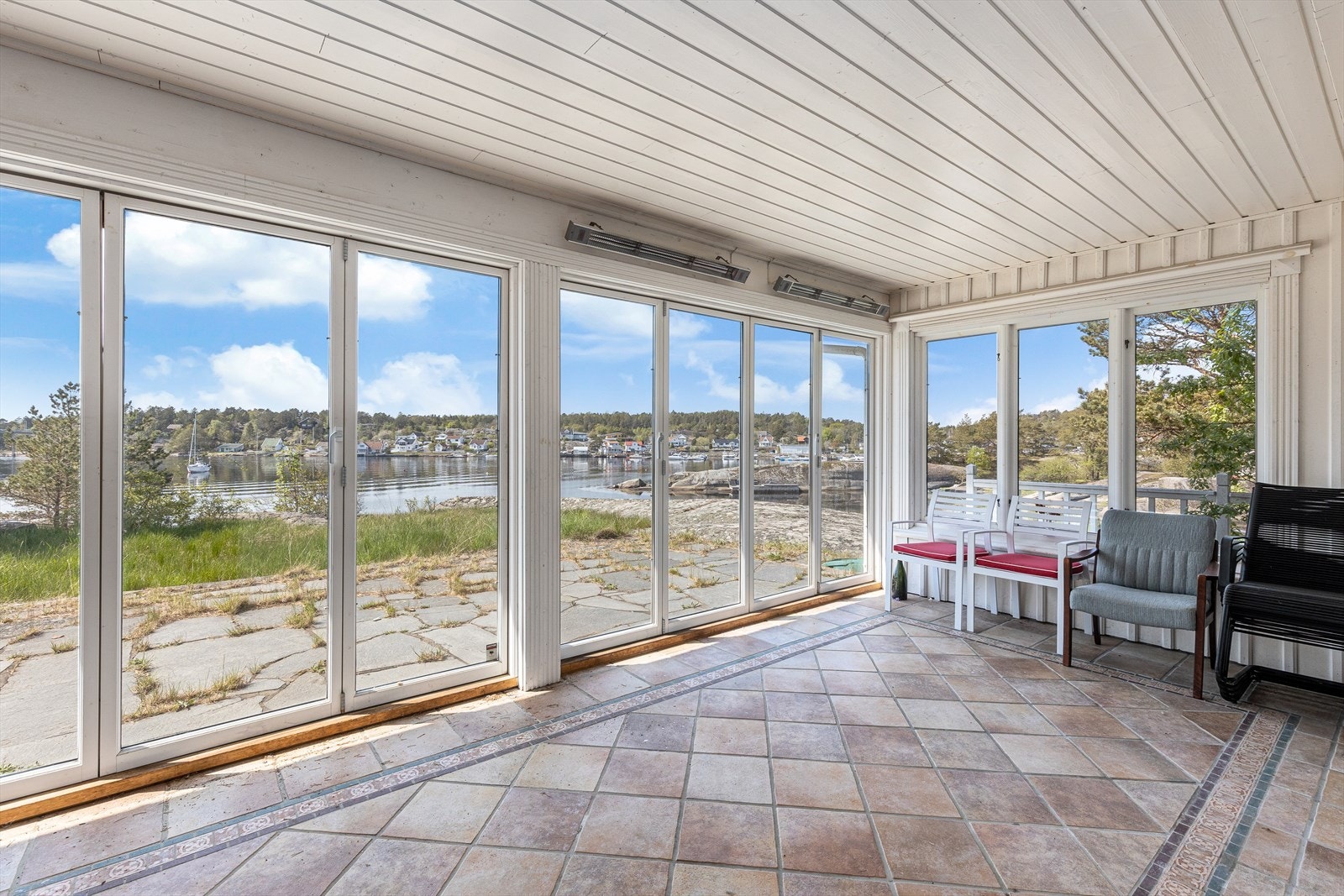 Fra den ene stuen i første etasje er det utgang til en markterrasse belagt med skifer. Galleribilde