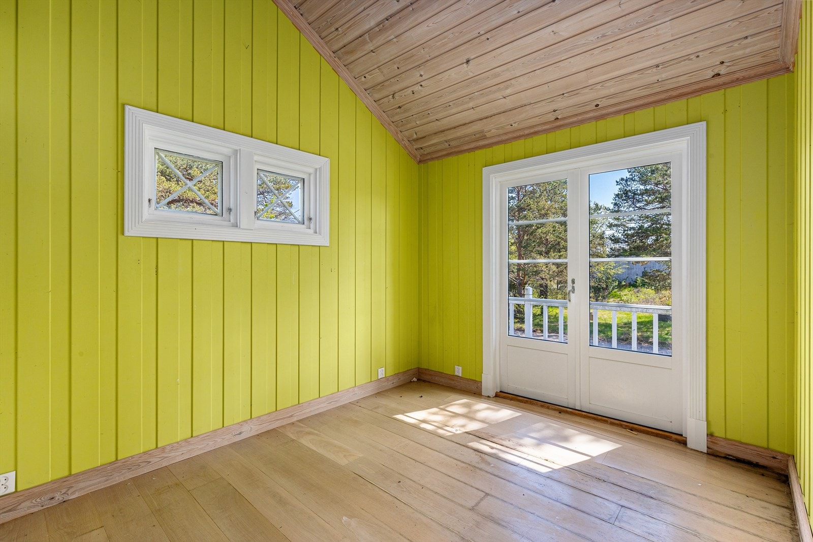 Hytta har totalt seks romslige soverom. Det ene soverommet ligger i første etasje i den sydlige delen av hytta. Galleribilde