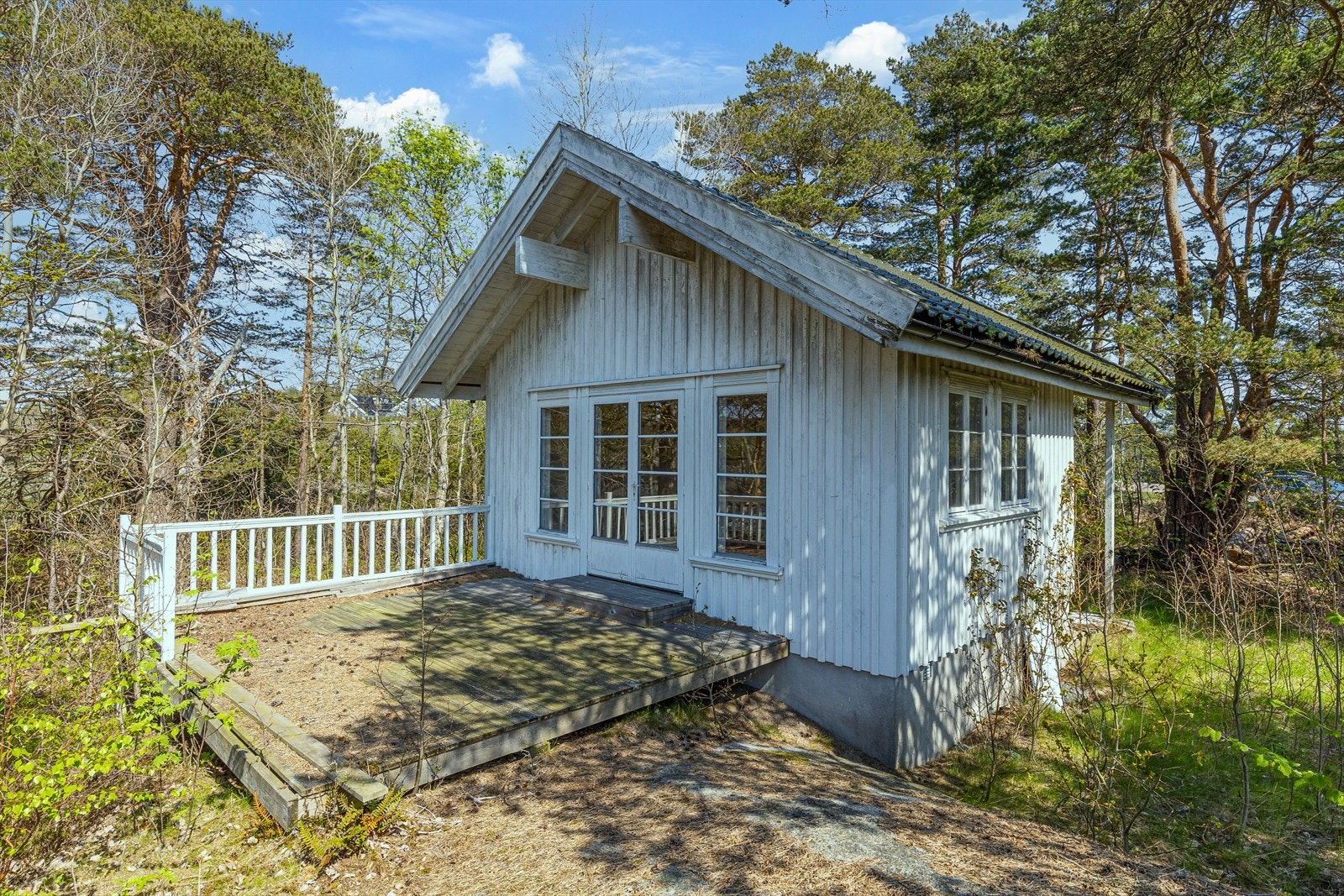 Uthuset er i likhet med hytta i behov av oppussing, men har et stort potensial. Galleribilde