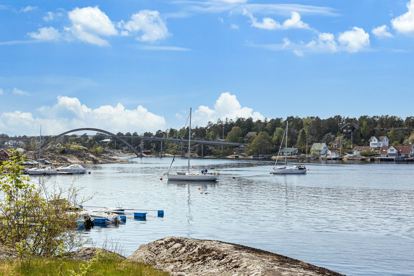 Utsikten er ren idyll og tomten har sol fra morgen til sene kveld. Galleribilde