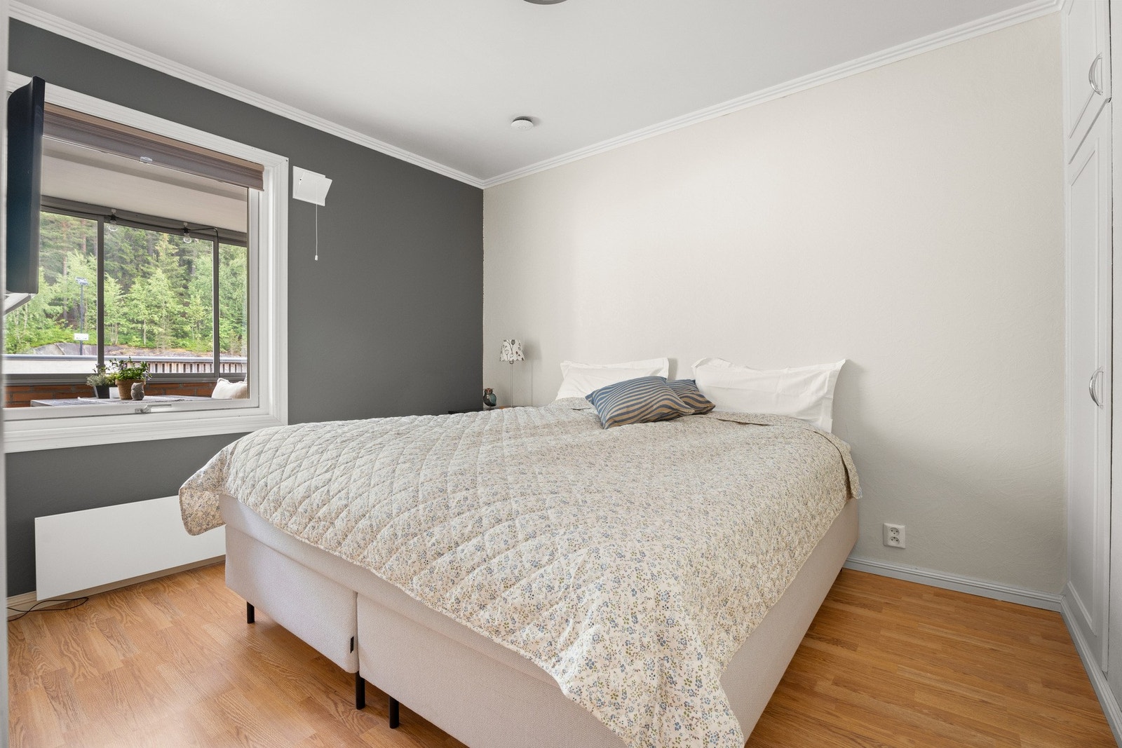 Soverommet er av god størrelse og har plass til dobbeltseng og tilhørende møblement Galleribilde