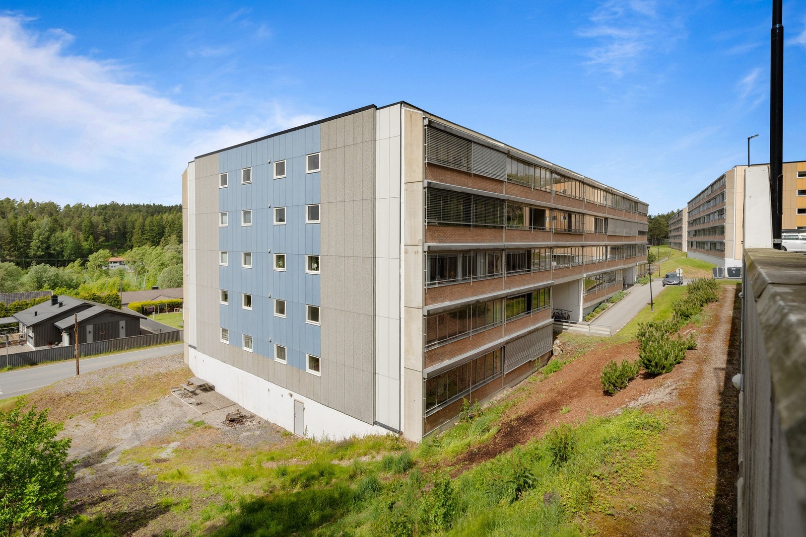 Leiligheten er beliggende med kort avstand til kollektivtransport, dagligvarebutikk, turstier m.m. Galleribilde