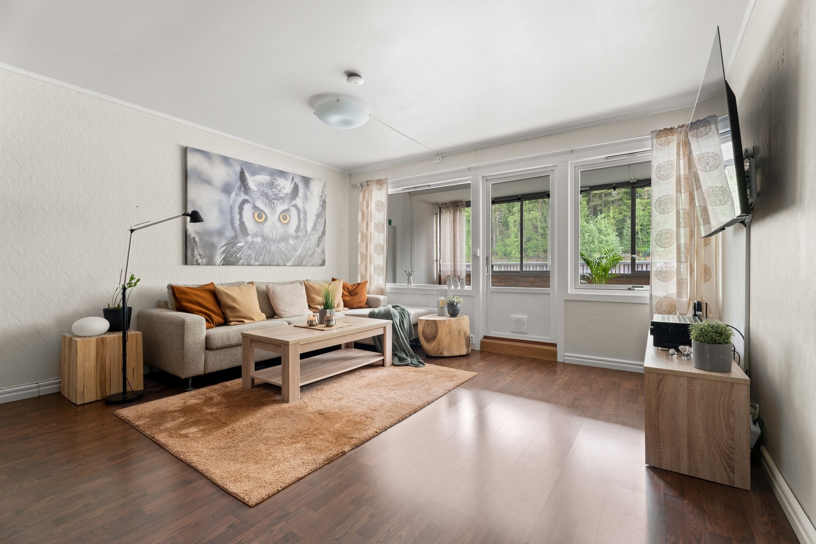 I stuen er det laminat på gulv og tapet på vegger Galleribilde