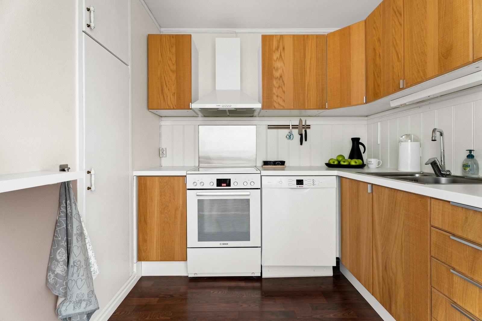 Det er frittstående hvitevarer som stekeovn, oppvaskmaskin og kjøleskap Galleribilde