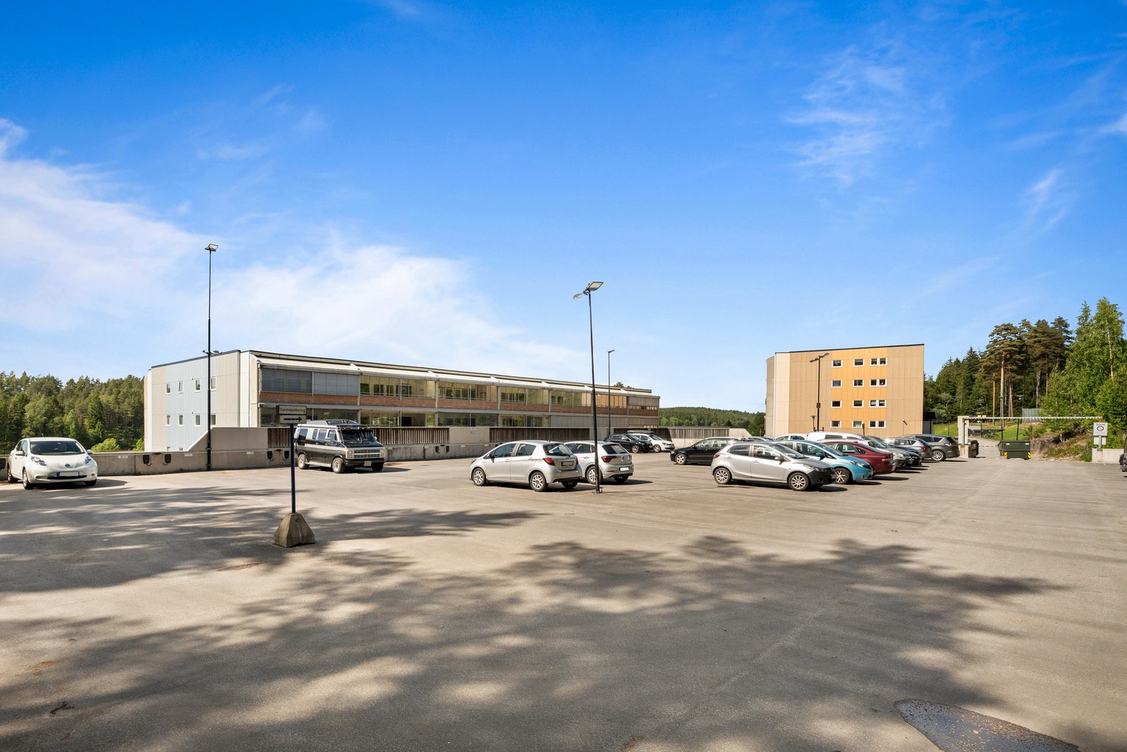 Det er en stor felles parkeringsplass/gjesteparkering Galleribilde