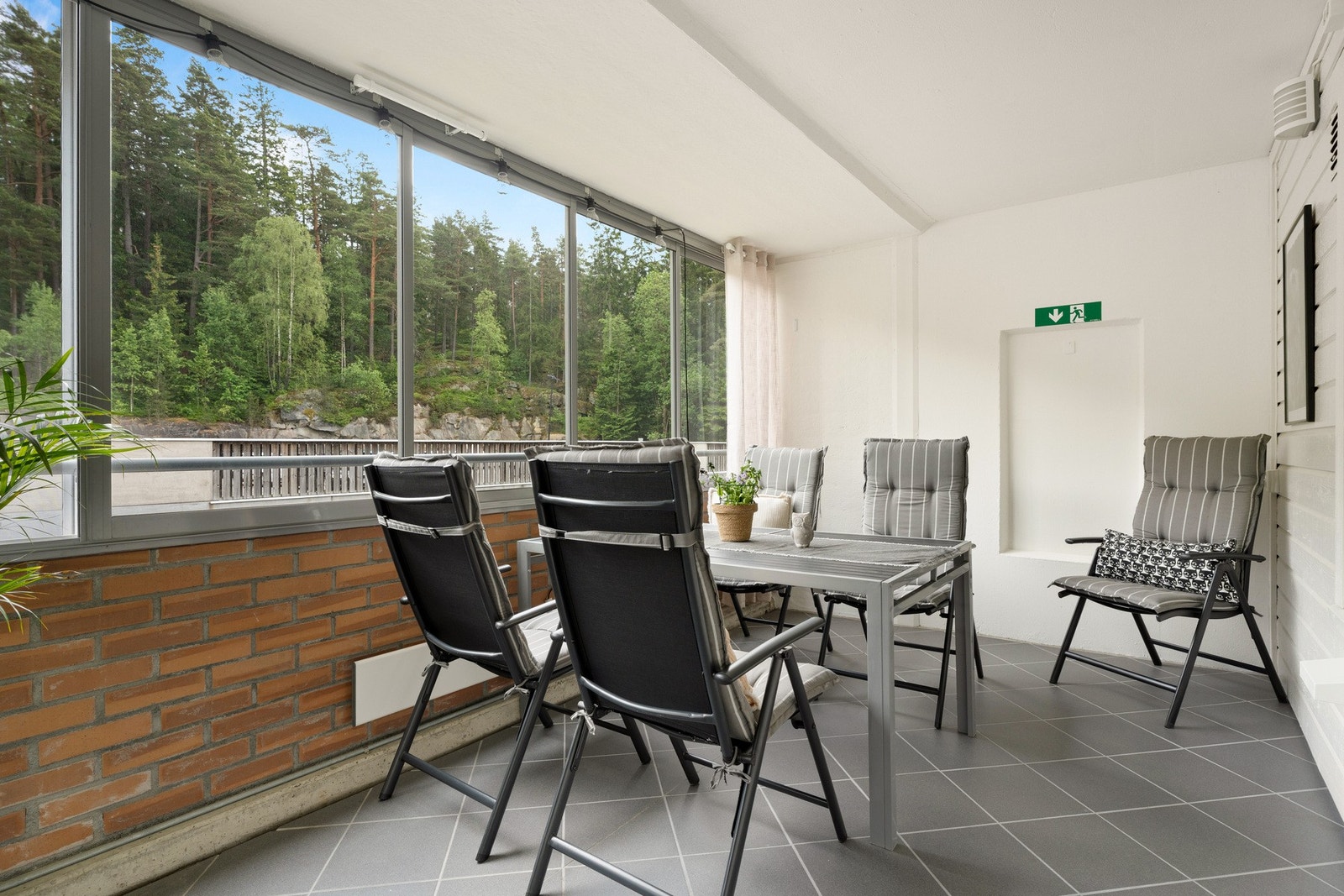 På balkongen er det god plass til en trivelig utegruppe Galleribilde