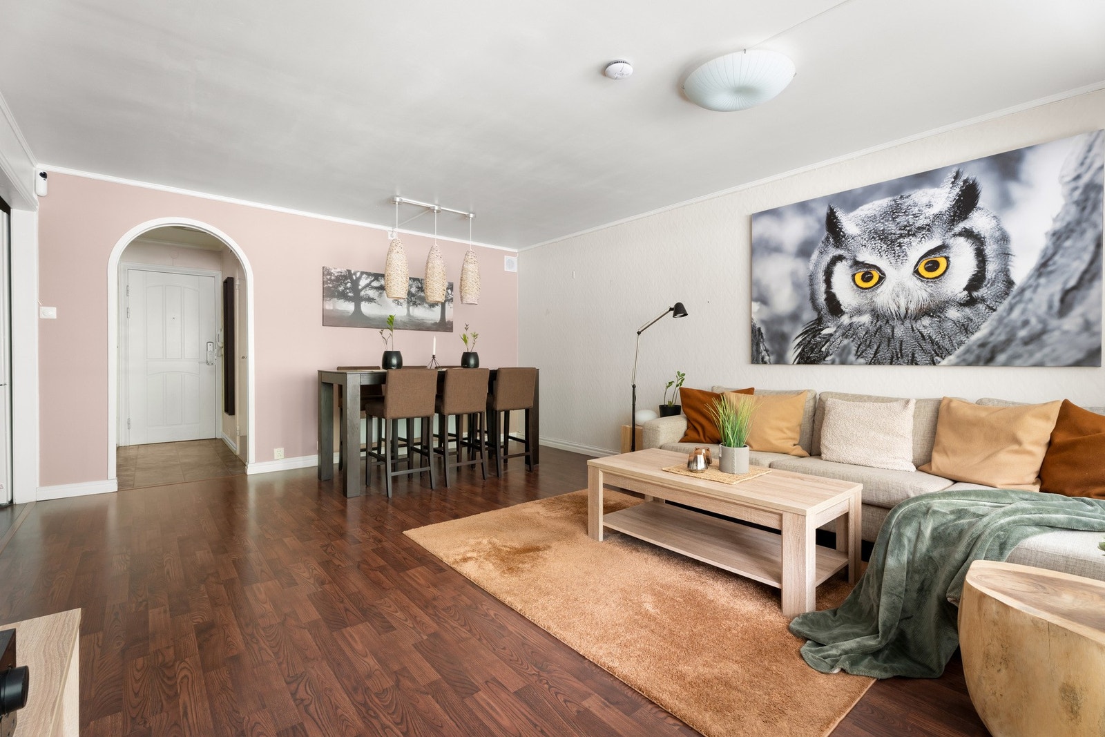 De store vindusflatene sikrer godt med naturlig lys inn til boligen Galleribilde