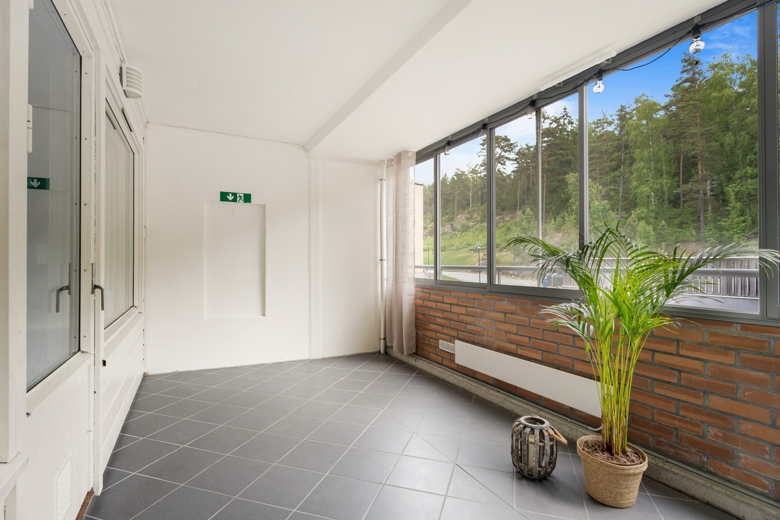 Det er fliser på gulv på balkongen og en elektrisk ovn som sørger for en god temperatur hele året Galleribilde