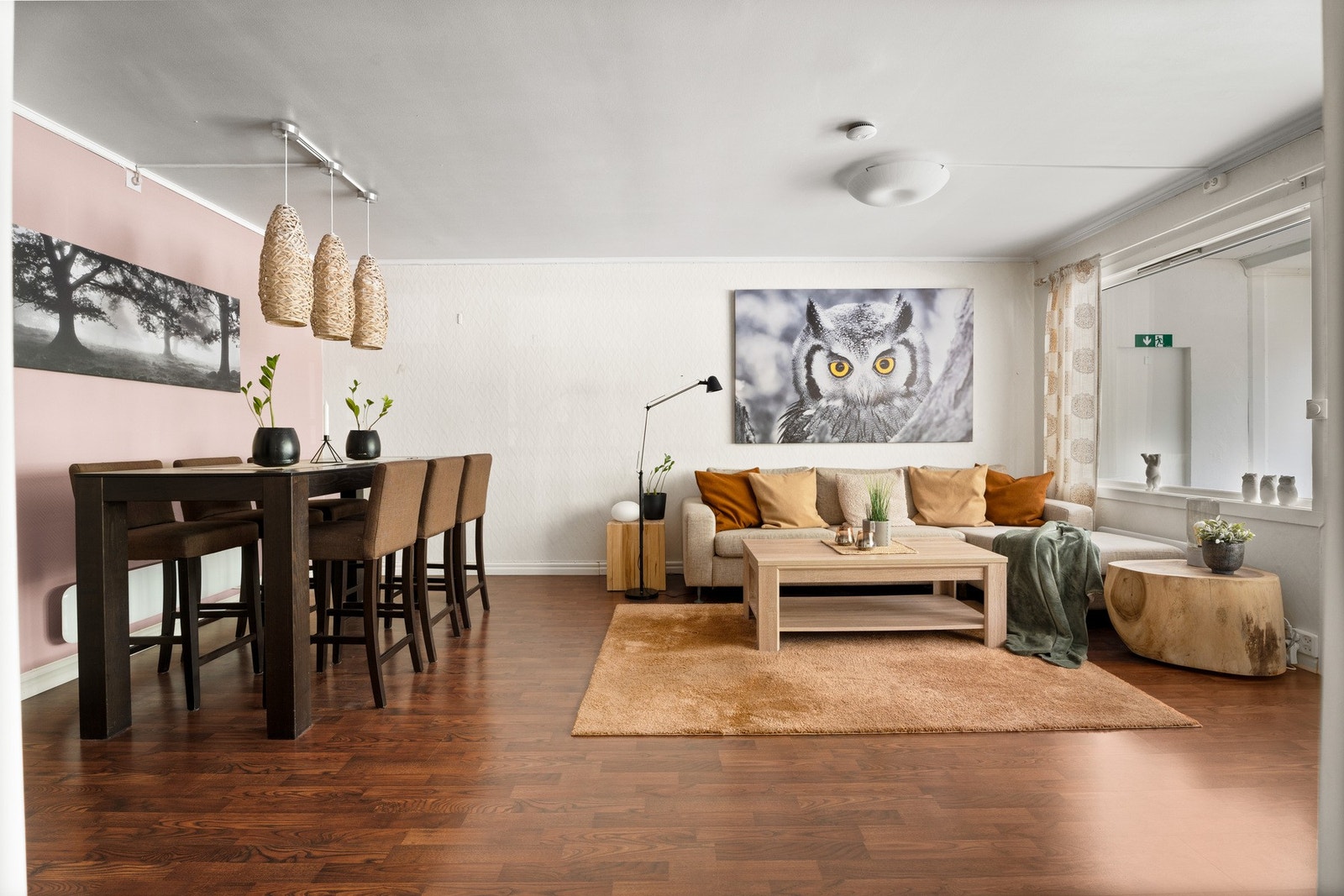 Det er god plass til en sofagruppe og tilhørende møblement, samt en spisegruppe Galleribilde