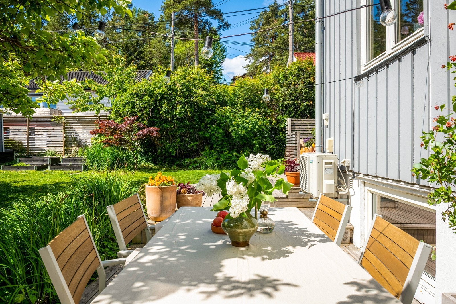 Her bor man i frodige og svært idylliske omgivelser. Hagen er inngjerdet med port, så barna kan løpe fritt. Galleribilde