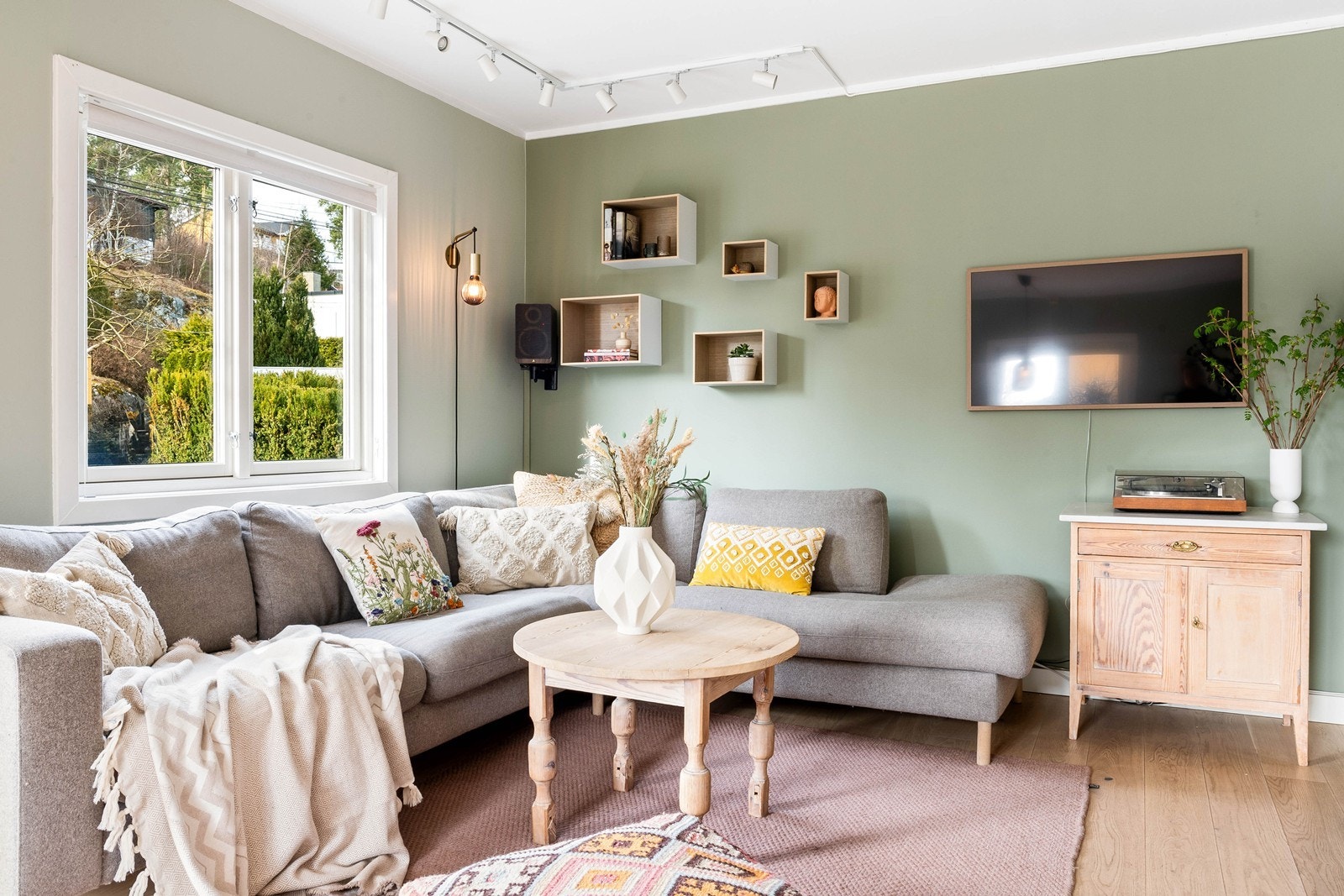 Det er gode møbleringsmuligheter i stuen. Galleribilde