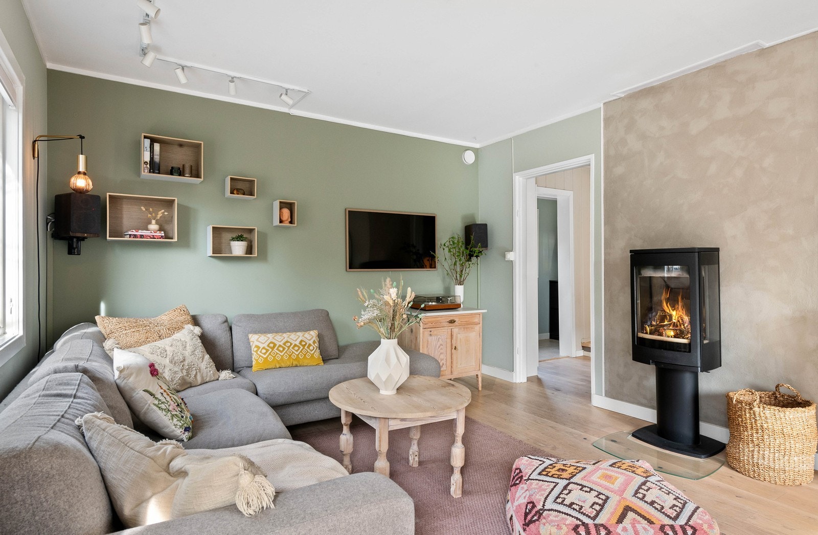 Lekker peisovn i stue fra 2021 Galleribilde