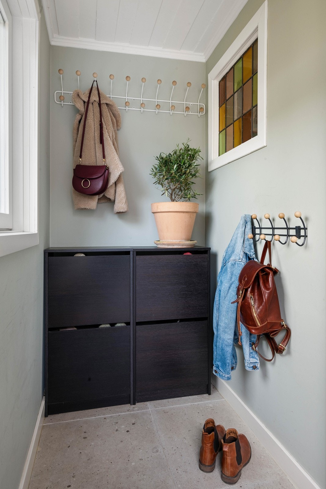 Innbydende og hyggelig entré med fliser og gulvvarme Galleribilde