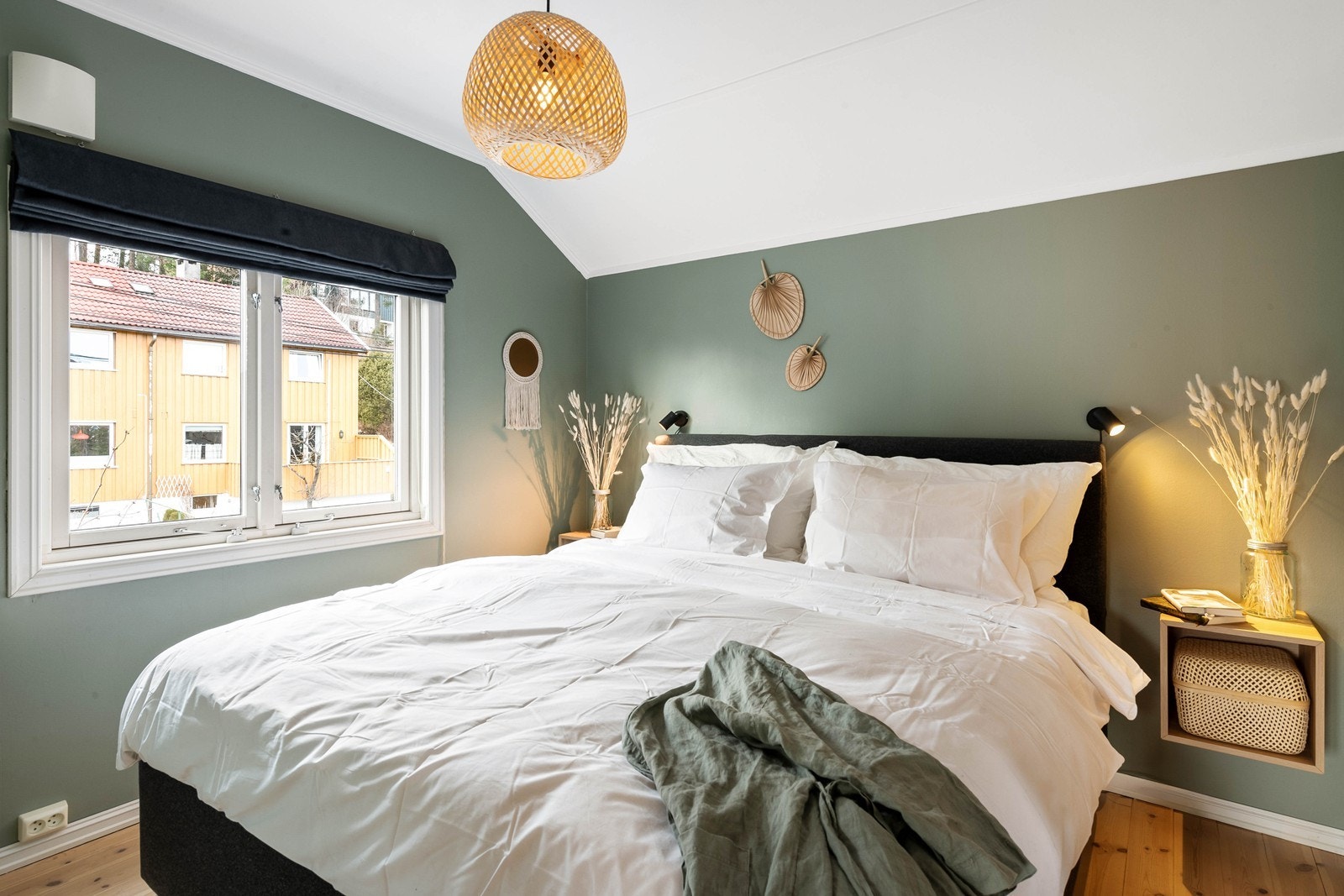 Hovedsoverom med plass til dobbeltseng og nattbord Galleribilde