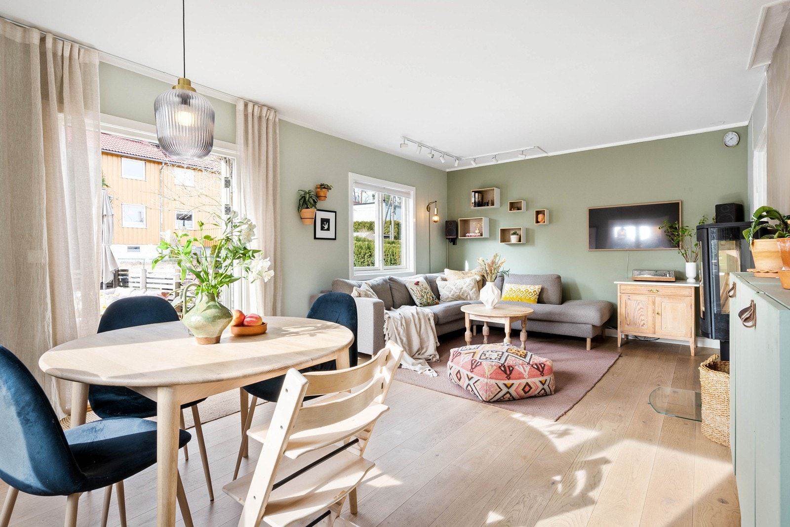 Lyse overflater på gulv og vegger. Galleribilde