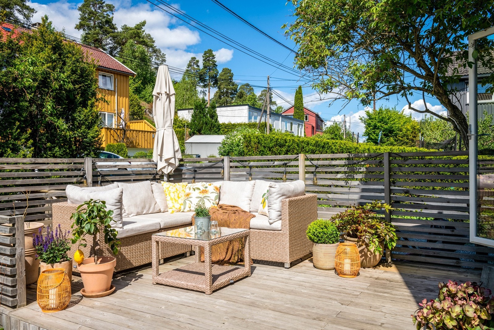 Solrik og skjermet plassering av stor uteplass. Denne er på hele 38 kvm Galleribilde