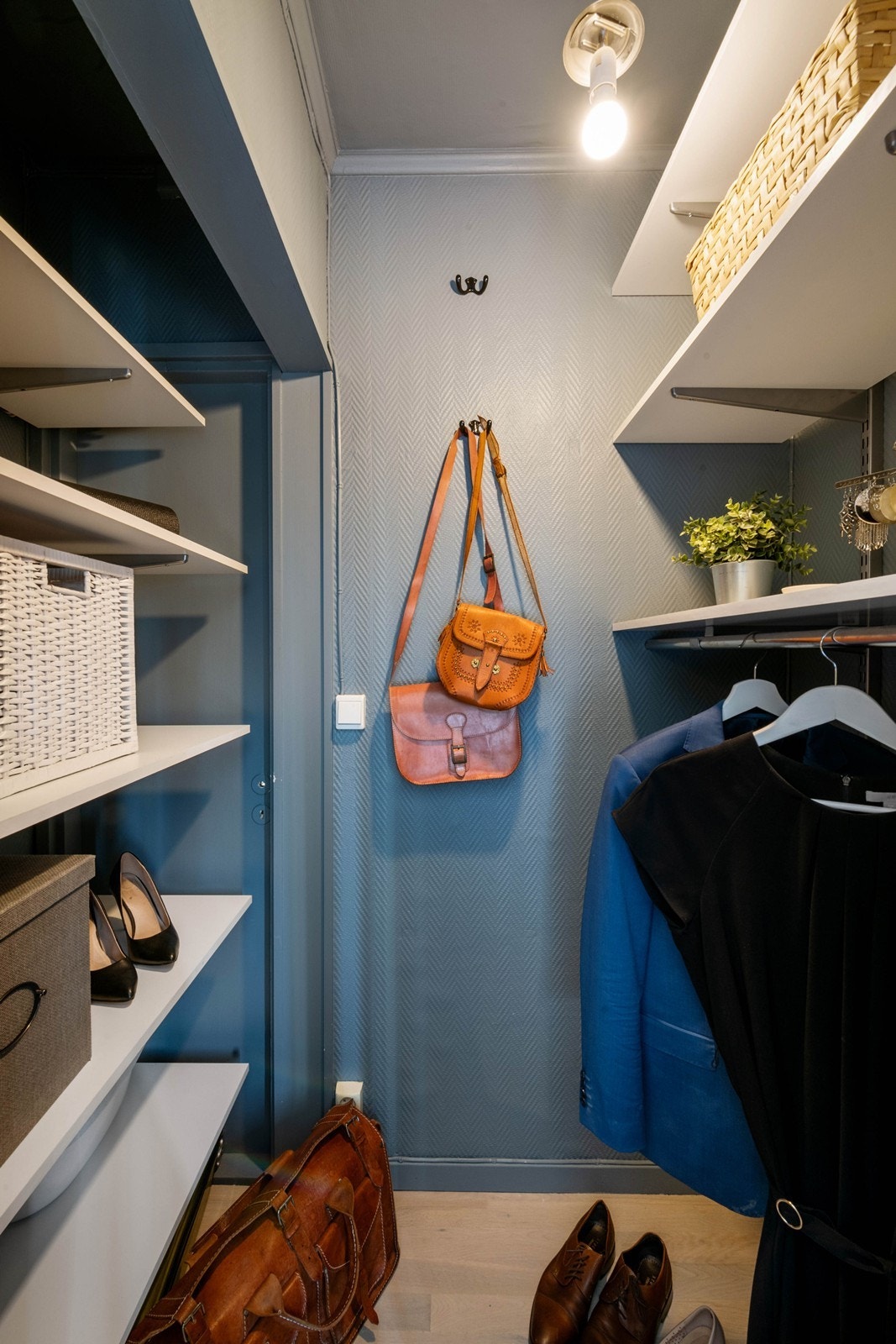 Praktisk liten bod tilknyttet hovedsoverom som fint fungerer som et garderoberom Galleribilde