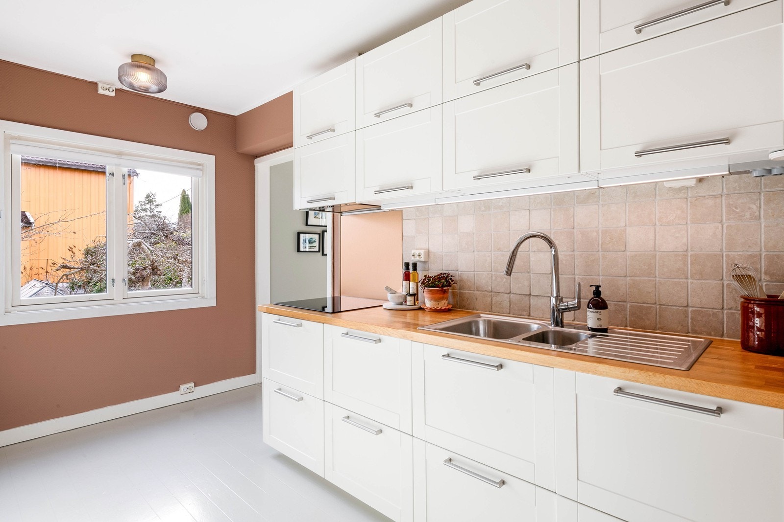 Heltre benkeplate og glatte lys kjøkkenfronter Galleribilde