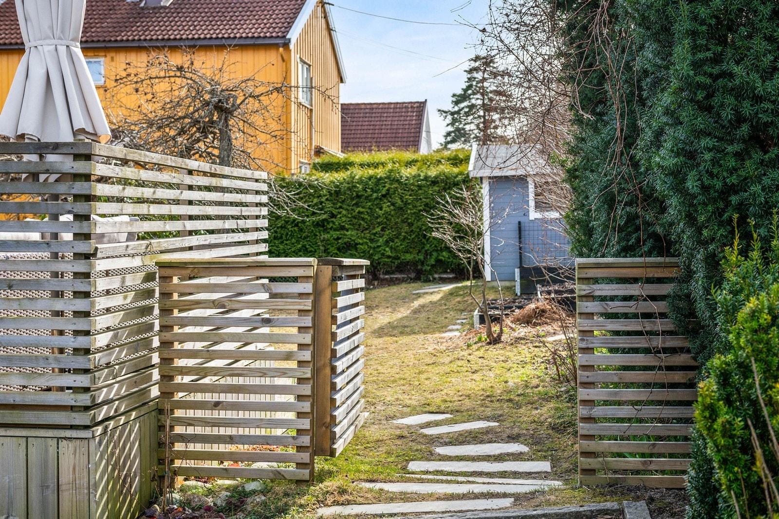 Inngjerdet hage som gjør hage både dyre- og barnevennlig Galleribilde