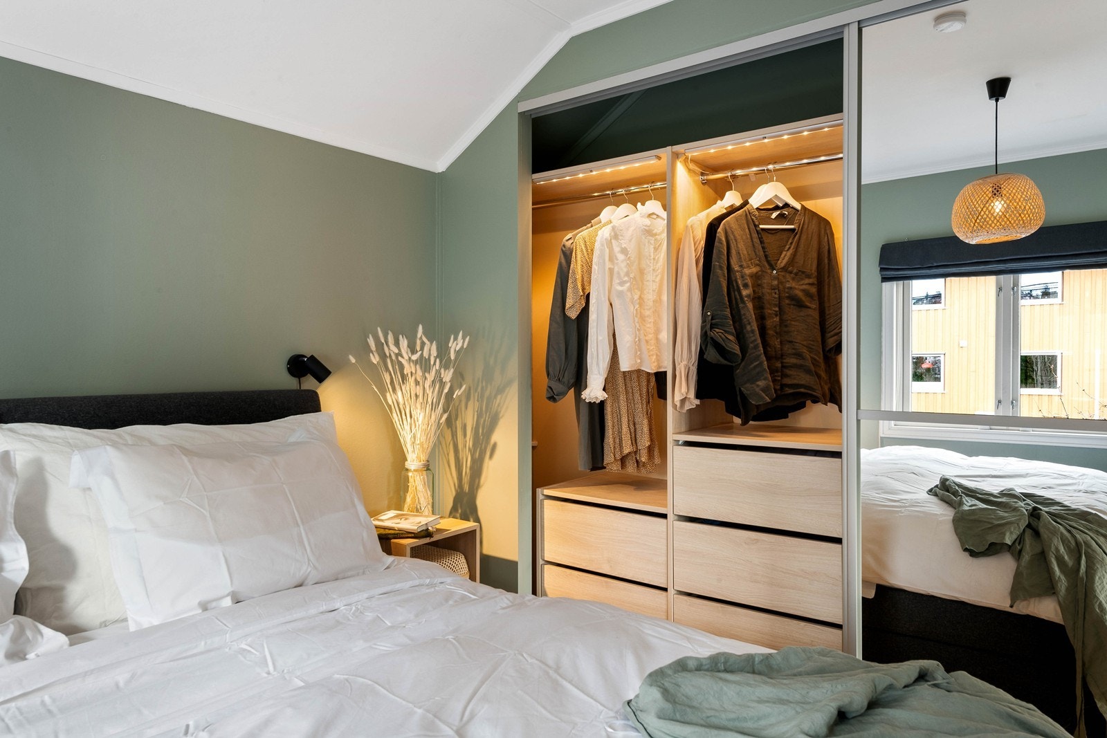 Fin skyvedørsgarderobe med integrerte lys Galleribilde