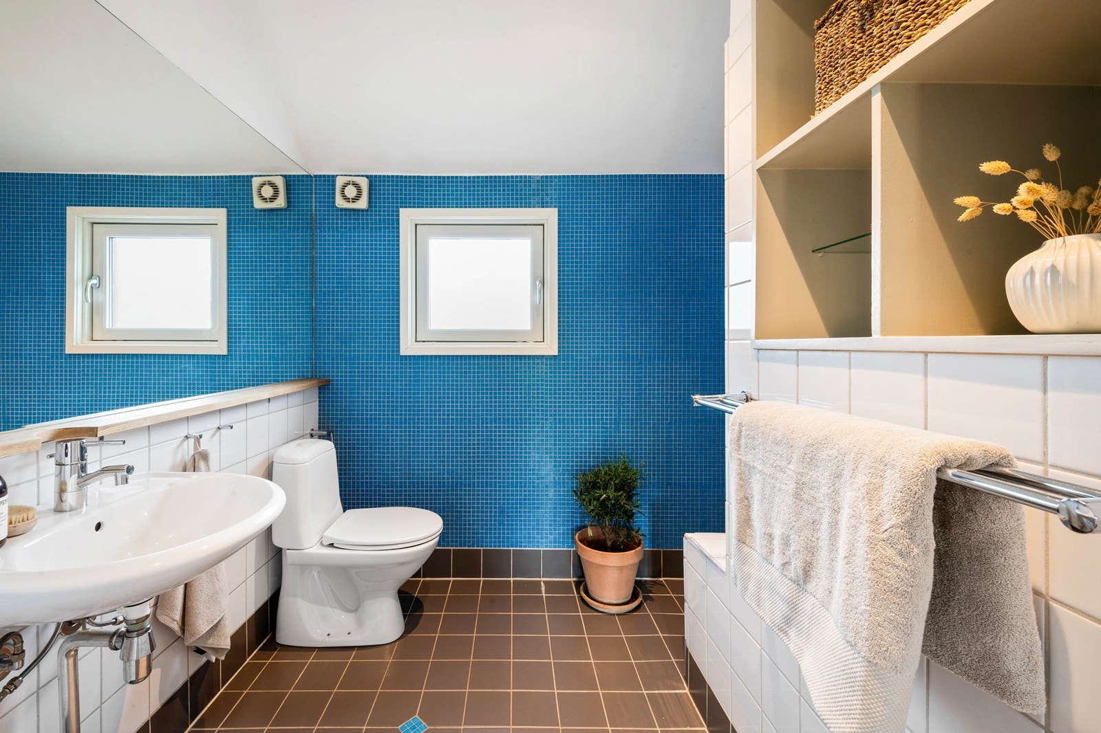 Familiebad i 2. etasje med dusjhjørne og varmekabler Galleribilde