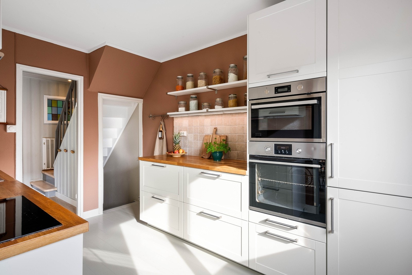 Kjøkkenet er godt utstyr med integrerte hvitevarer Galleribilde