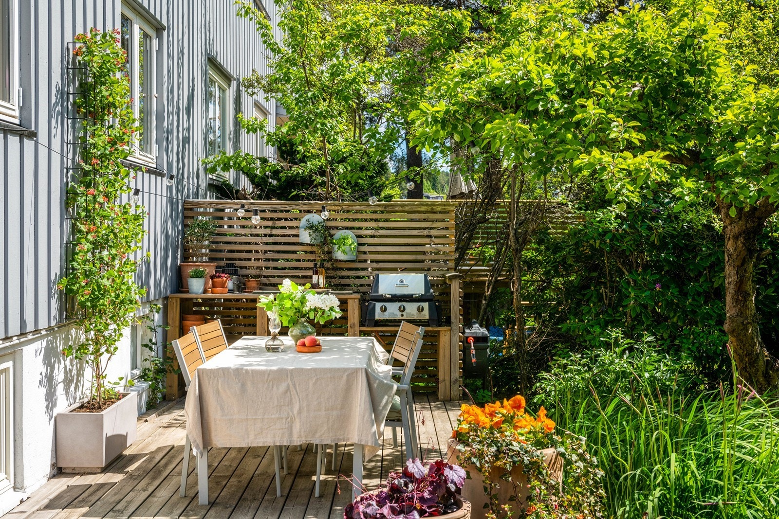 Terrassen fungerer som en fin forlengelse av stuen i sommermånedene. Utekjøkken med benkeplate og plass til grill Galleribilde