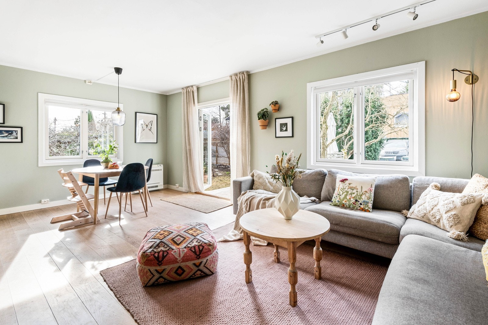 Stue med store vindusflater som gir rommet en lys og luftig atmosfære Galleribilde