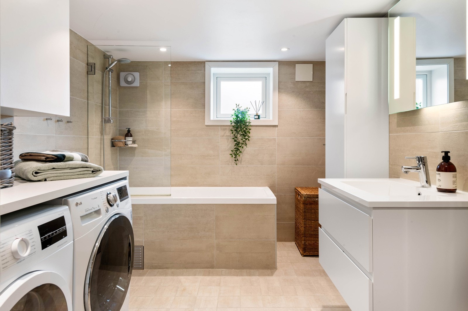 Lekker bad fra 2016 med vaskeromsløsning i kjeller Galleribilde