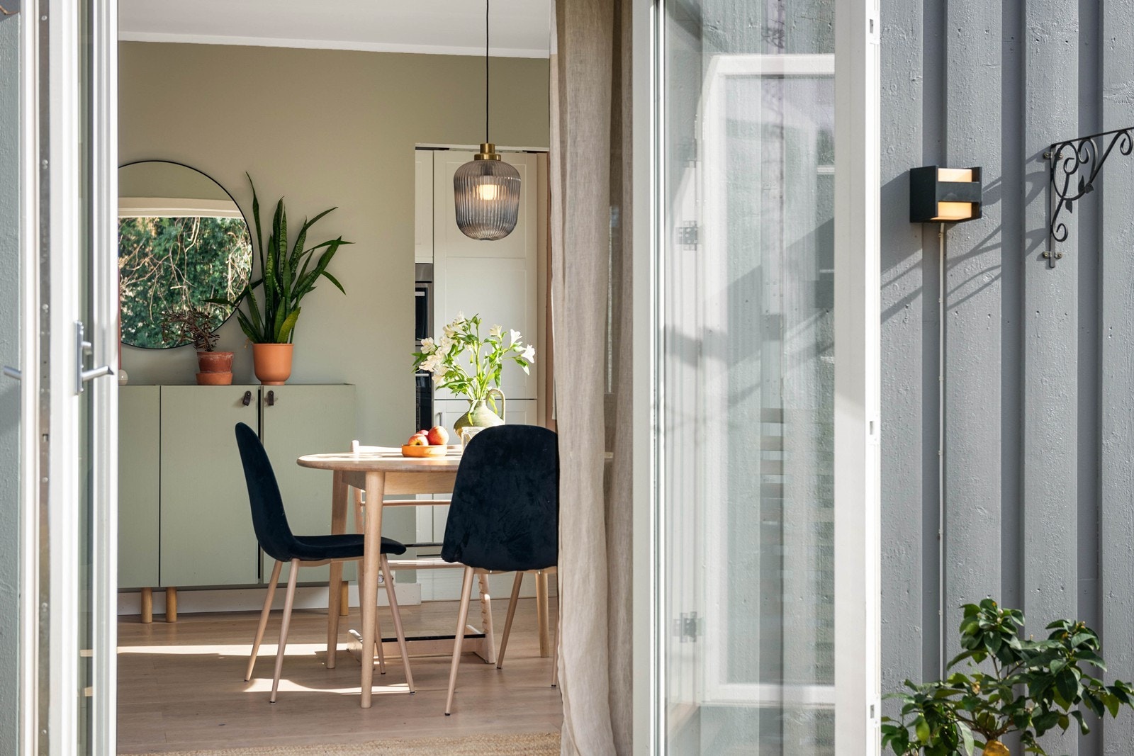 Utgang fra stue til den store og flotte uteplassen Galleribilde