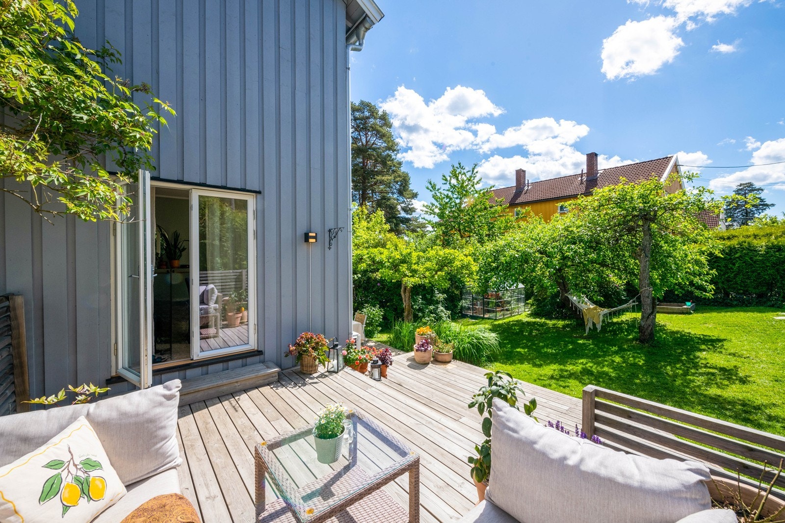 Dette er en herlig vertikaldelt halvpart av en tomannsbolig med solrik og barnevennlig beliggenhet Galleribilde