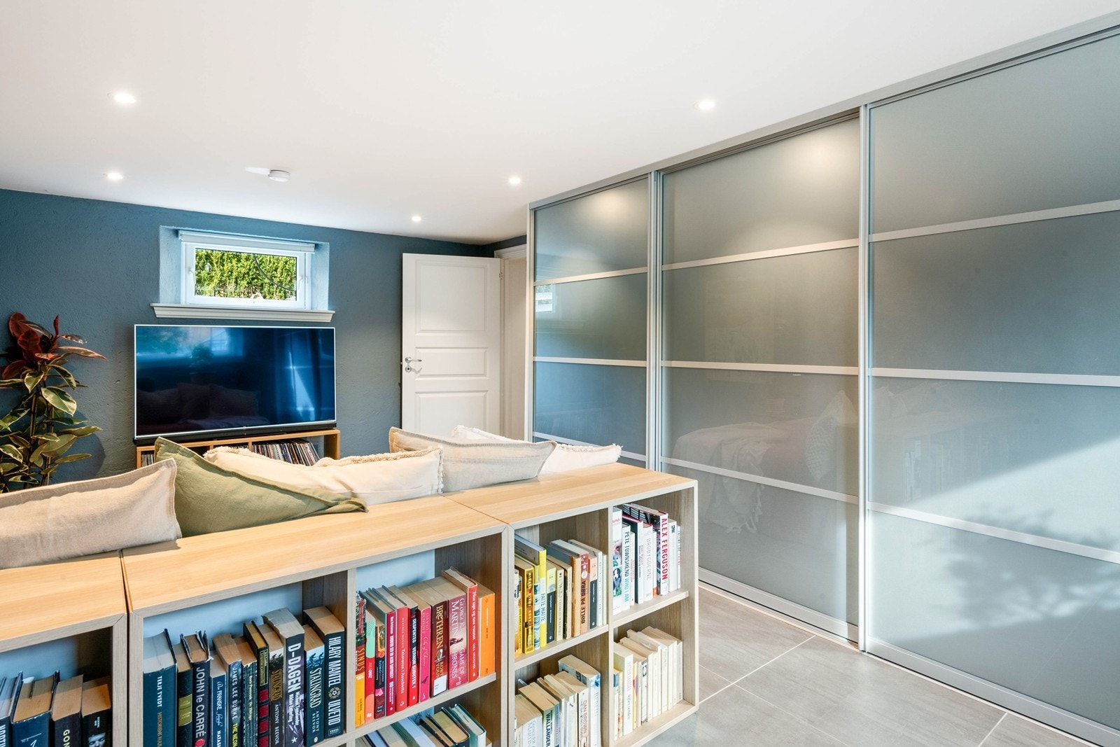 Stor skyvedørsgarderobe i kjelleretasjen for ekstra lagring Galleribilde