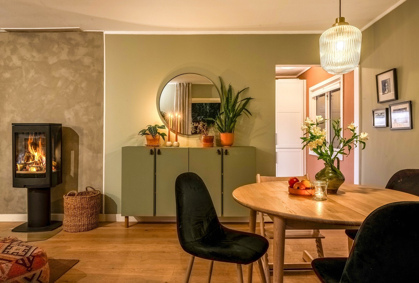 Fra stuen er det inngang til kjøkkenet. Galleribilde