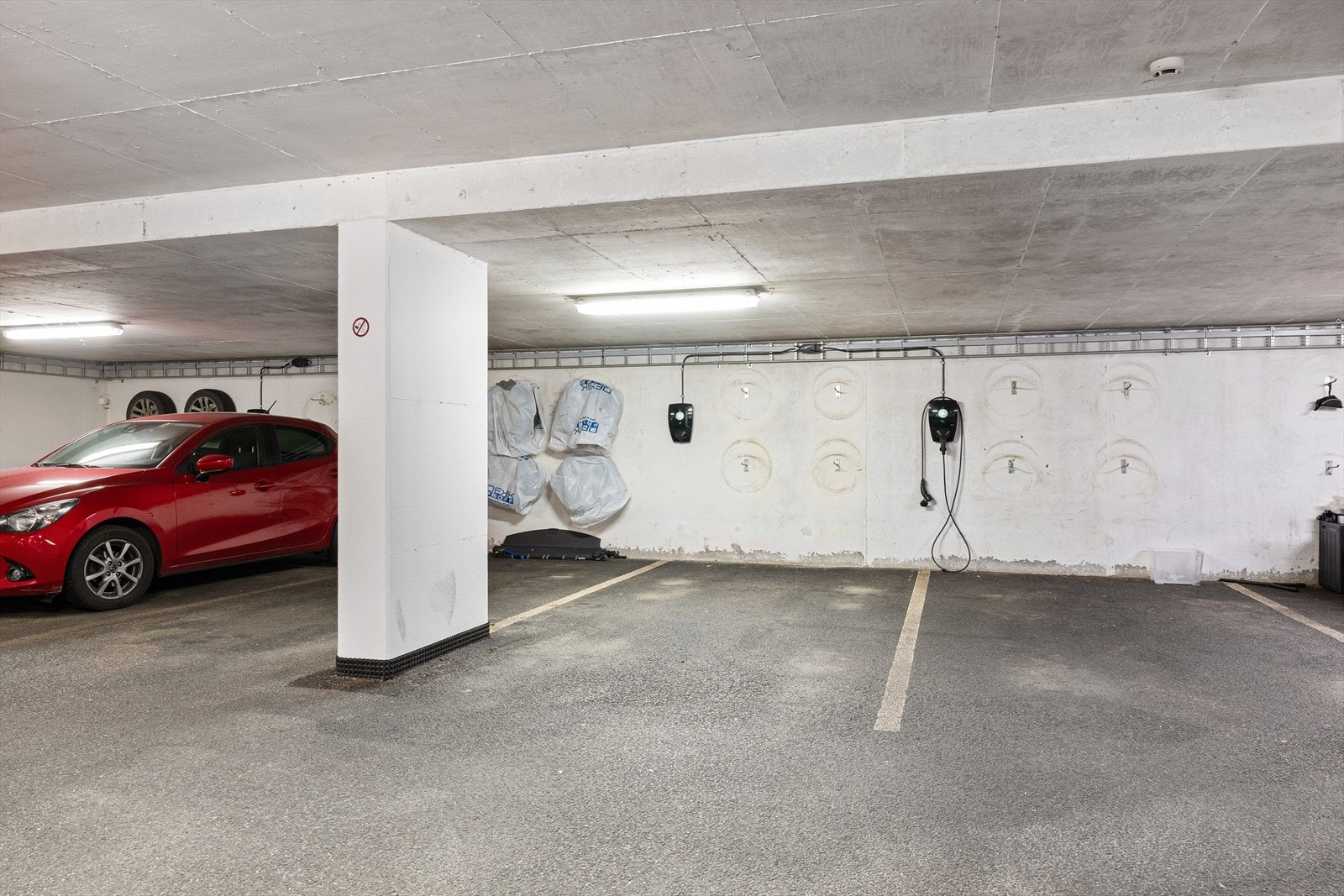 Egen garasjeplass med elbillader. Galleribilde