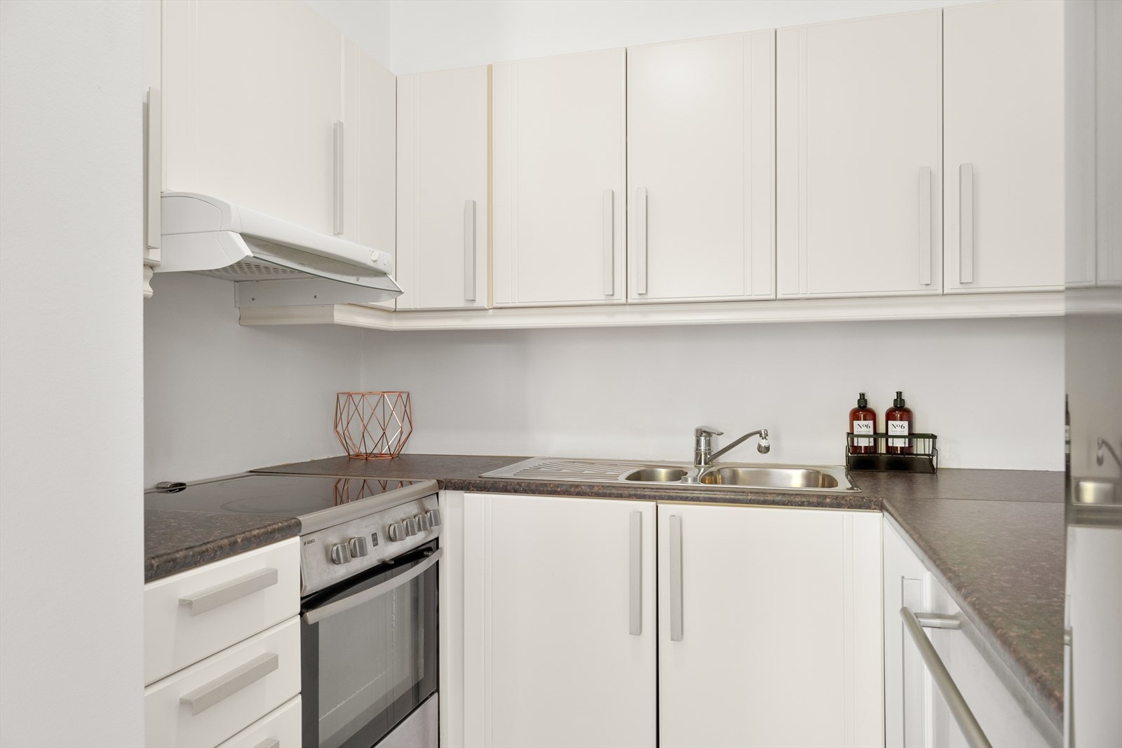 Til tross for en mer kompakt størrelse, byr kjøkkenet på praktisk planløsning og greit med skapplass til det man skulle trenge i hverdagen. Galleribilde