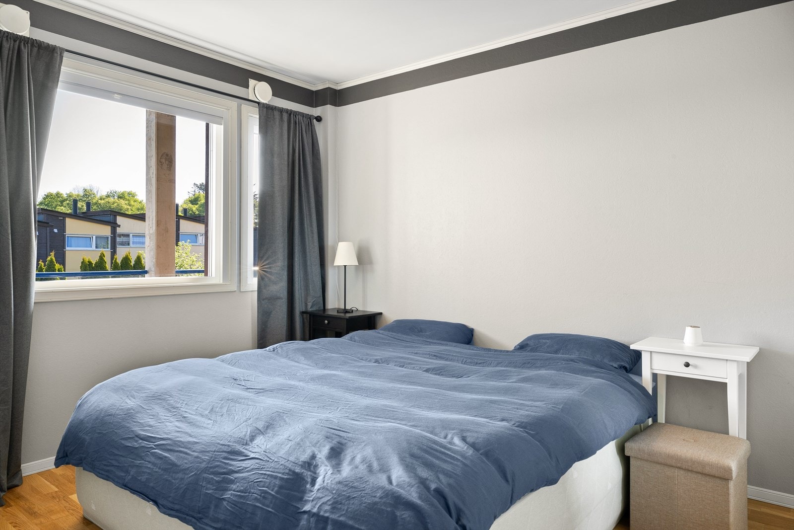 Hovedsoverommet er lyst og trivelig med gode vindusflater som slipper inn rikelig med dagslys. Galleribilde