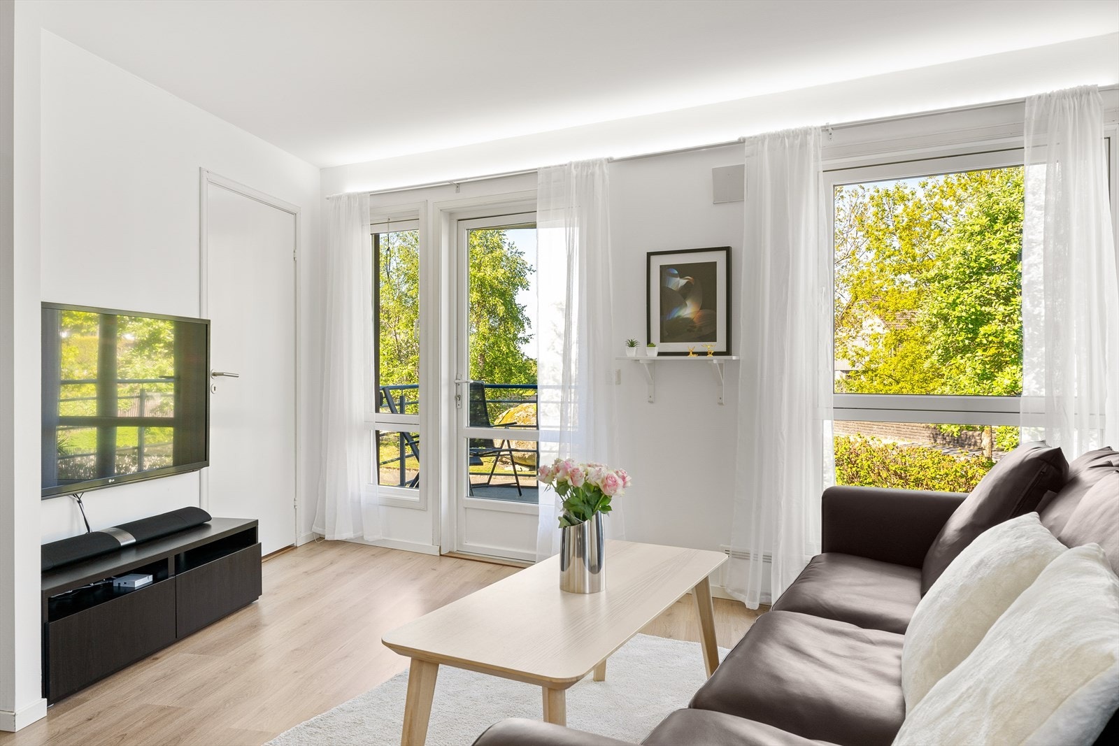 Lys og innbydende 3-roms leilighet med gjennomtenkt planløsning og god arealutnyttelse. Galleribilde