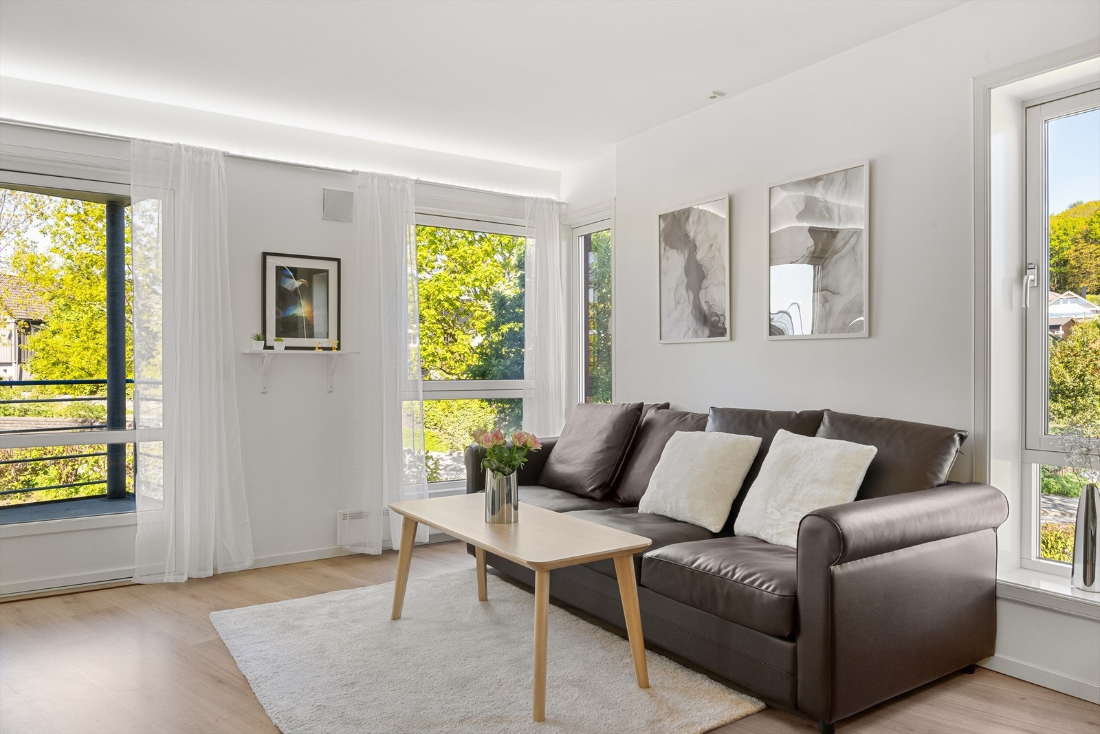 Store vindusflater gir rikelig med naturlig lys og skaper en luftig og trivelig atmosfære. Galleribilde