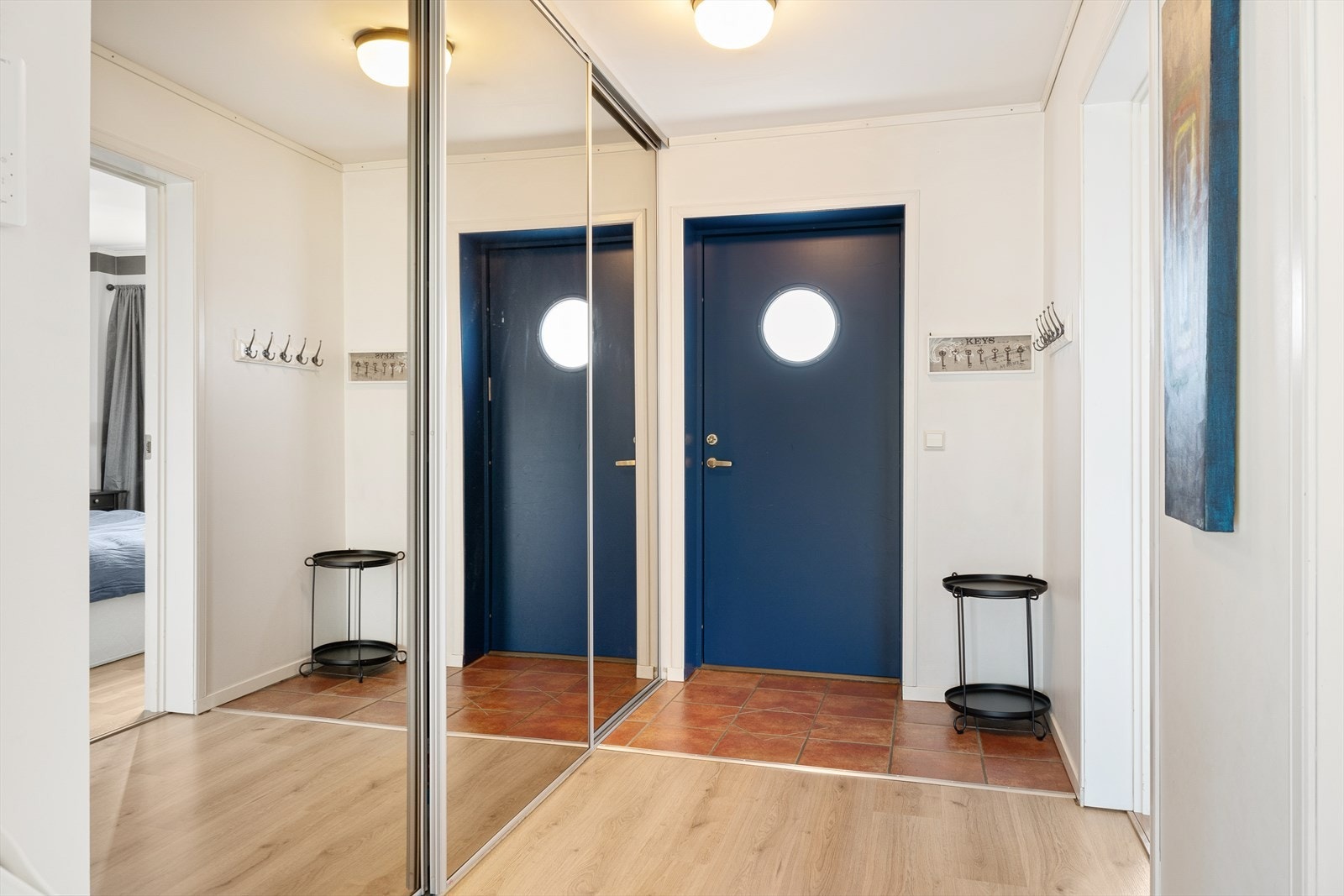 Man kommer inn i en romslig entré med god plass til alt man trenger i en hverdag. Galleribilde